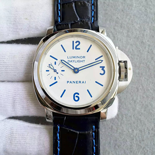沛納海 Panerai Luminor Daylight Pam786B 搭配藍色時標及數字的白色錶盤