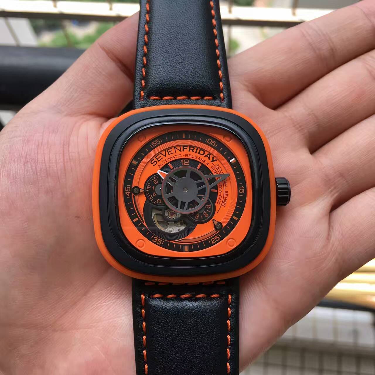 七個星期五 精品彩色系列腕錶 亮橙錶盤 直徑47mm 厚47mm 